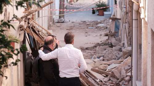 Τραγωδία στη Σάμο: Ο Μητσοτάκης αφήνει λουλούδια στο σημείο που σκοτώθηκαν τα δύο παιδιά