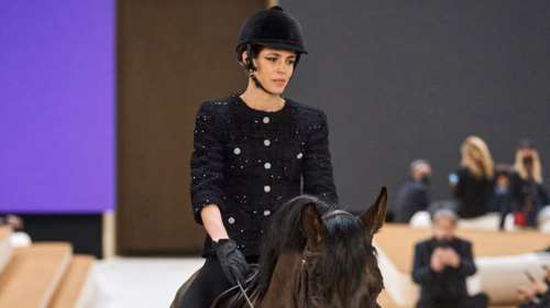 Η αμαζόνα πριγκίπισσα του Μονακό: Η Σαρλότ Κασιράγκι με το άλογό της στο σόου της Chanel