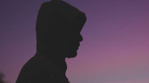 Πετράλωνα : "Δεν ήμουν εκεί, είδα μελανιές"- Τι κατέθεσε η μητέρα του 17χρονου για τον πατέρα του και τους φίλους του