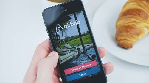 Σπάει κάθε ρεκόρ η ζήτηση για Airbnb στην Ελλάδα - Από τις ακριβότερες τιμές στην Ευρώπη