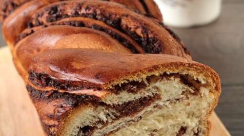 Συνταγή: Μοσχοβολιστό, γεμιστό τσουρέκι με σοκολάτα - Εύκολο και αφράτο