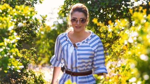 H Βασίλισσα Ράνια με casual chic look: Πώς μετέτρεψε ένα αδιάφορο πουκάμισο σε μια στιλάτη εμφάνιση