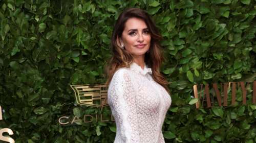 Πενέλοπε Κρουζ: Κομψότητα άλλης εποχής στο κόκκινο χαλί - Το Chanel δαντελένιο φόρεμα και τα αιχμηρά αξεσουάρ