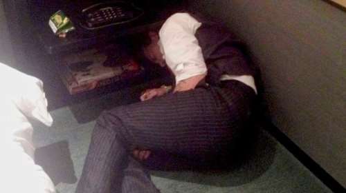 Σοκάρουν οι νέες φωτογραφίες του Τζόνι Ντεπ: &quot;Λιώμα&quot; στο πάτωμα - Έγραφε στο καθρέφτη με το αίμα του [Βίντεο]