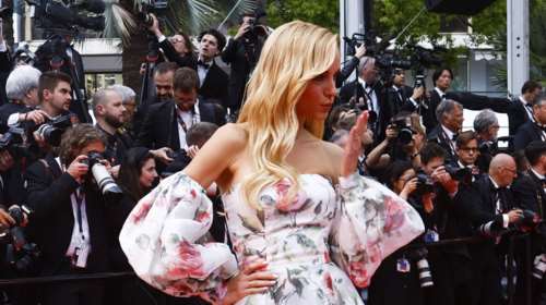 Στις Κάννες με glam look η Δούκισσα Νομικού: Σαν κορίτσι του James Bond με ολόχρυσο slip dress με τεράστιο σκίσιμο