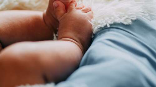 Απίστευτη τύχη για βρέφος στις Σέρρες: Παρασύρθηκε από ΙΧ αλλά προσγειώθηκε στην... τσάντα του καροτσιού