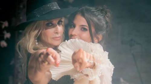 Δήμητρα Μέρμηγκα-Κούστα: Βραδινή έξοδος στην Αντίπαρο με μαύρο crochet φόρεμα &amp; σανδάλια Hermes