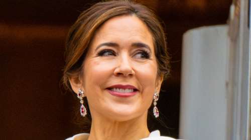 Βασίλισσα Μαίρη: Η εμφάνιση με το πιο ρομαντικό δαντελένιο φόρεμα που &quot;απογείωσε&quot; με Prada clutch και ασορτί γόβες