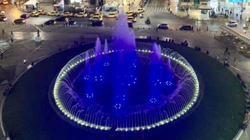 28η Οκτωβρίου: Γαλανόλευκο το συντριβάνι στην Ομόνοια [Βίντεο]