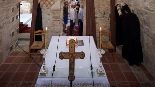 Απίστευτο σκηνικό στα Εξάρχεια: Αρχιμανδρίτης επιτέθηκε στα... ΜΑΤ επειδή του έκαναν σύσταση για το συναγερμό του ΙΧ του