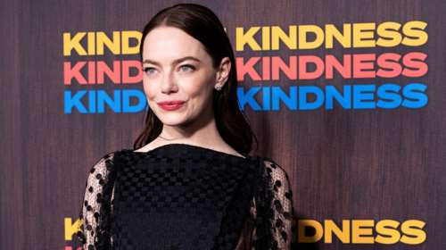 Έμα Στόουν: Το περίεργο Louis Vuitton φόρεμα με τα cut outs και τις διαφάνειες που φόρεσε στη Νέα Υόρκη