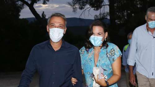 Ολγα Κεφαλογιάννη και Μίνως Μάτσας αγκαζέ και με... μάσκες στην Επίδαυρο [εικόνες]