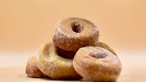 Πεντανόμιστοι και αφράτοι λουκουμάδες παραλίας - Έτοιμοι σε πέντε λεπτά, με ελάχιστα υλικά