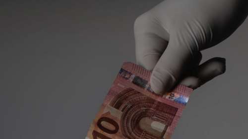 Κορoνοϊός: Πόσο πιθανό είναι να μολυνθούμε όταν πιάνουμε χαρτονομίσματα και κέρματα