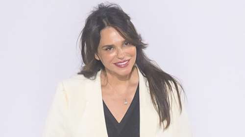 Σίλια Κριθαριώτη: Ποζάρει στο παστέλ κουκλίστικο σπίτι της στην Ίο - Με ροζ, βεραμάν, κίτρινο και γαλάζιο παντού