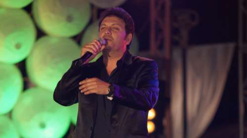 Στάθης Αγγελόπουλος: Δύσκολες ώρες για τον τραγουδιστή - Νοσηλεύεται με κορονοϊό στη ΜΕΘ του &quot;Σωτηρία&quot;