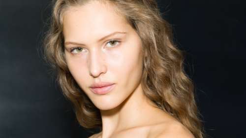 Αυτές οι 3 κινήσεις μειώνουν σημαντικά τις ρυτίδες γύρω από το στόμα