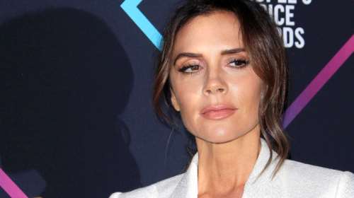 Η Βικτόρια Μπέκαμ το ξανάκανε: Η leg pose μέσα στο απίθανο σπίτι της