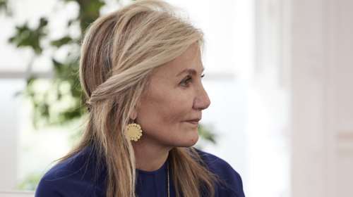 Μαρέβα Γκραμπόφσκι Μητσοτάκη: Minimal chic στη Θεσσαλονίκη με πλισέ φούστα και μπότες