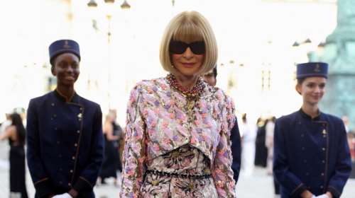 Υπερβολική και στιλάτη: Η Άννα Γουίντουρ δείχνει πώς μπορούμε να συνδυάσουμε διαφορετικά φλοράλ μαζί