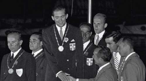 Τέως βασιλιάς Κωνσταντίνος: Η Ελληνική Ολυμπιακή Επιτροπή τον αποχαιρετά με φωτογραφίες από το χρυσό μετάλλιο της Ρώμης