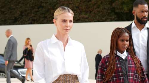Η Σαρλίζ Θερόν και η κόρη της στην επίδειξη του Dior: Μαμά και κόρη με total Dior looks