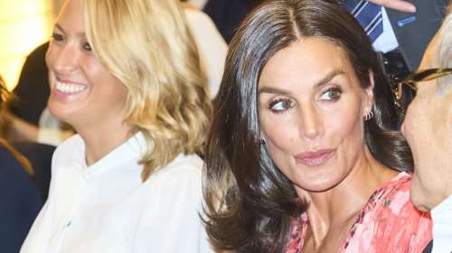 Βασίλισσα Λετίσια: Έκανε ποδαρικό στο φθινόπωρο με υπέροχο φόρεμα και ροζ γόβες