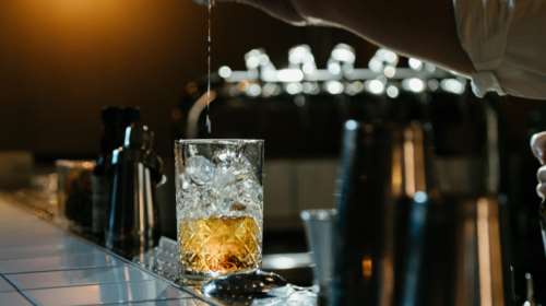 Κορονοϊός - Η πρώτη &quot;καμπάνα&quot; για ωράριο: Πρόστιμο 10.000 ευρώ και τριήμερο λουκέτο σε μπαρ στα Χανιά