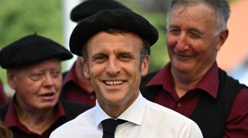 Ο Μακρόν με μπερέ τραγούδησε με χορωδία βοσκών, αλλά δεν ήξερε τα λόγια [εικόνες - βίντεο]