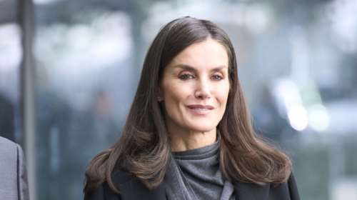 Η απόλυτη royal: Η εμφάνιση της Λετίσια με over the knee μπότες, γκρι μίντι φόρεμα και μαύρο coat [εικόνες]