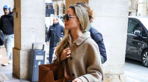 Κομψή στο Παρίσι η Αντζελίνα Τζολί: Τα μονόχρωμα παλτό, οι άνετες μπαλαρίνες και τα χοντροκομμένα mules