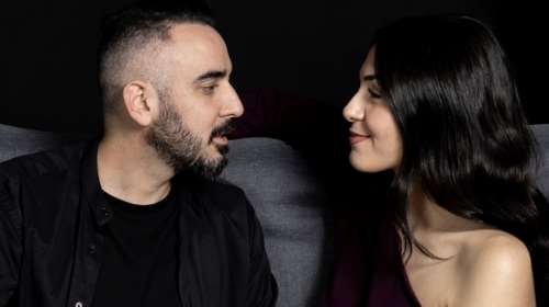 "THE LOOP": Μια σύγχρονη ντραμεντί για τις λούπες που μας κρατούν και εκείνες που μας απελευθερώνουν