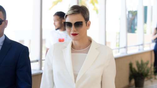 Θεά με total white και κόκκινο κραγιόν: Η πριγκίπισσα Σαρλίν με υπέροχο λευκό κοστούμι και αέρα ντίβας