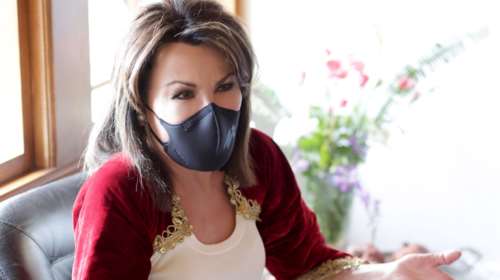 Γιάννα Αγγελοπούλου: Σικάτη με κόκκινο παραδοσιακό κοντογούνι στο Νότιο Πήλιο