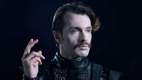 &quot;Μικροί πυροβολισμοί μέσα στη νύχτα&quot;: Το νέο έργο του Γιάννη Καλαβριανού στο Θέατρο Τέχνης