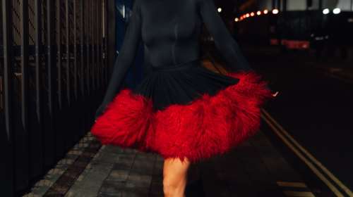 Οι πιο chic τρόποι για να προσθέσεις το κόκκινο στα εορταστικά looks σου