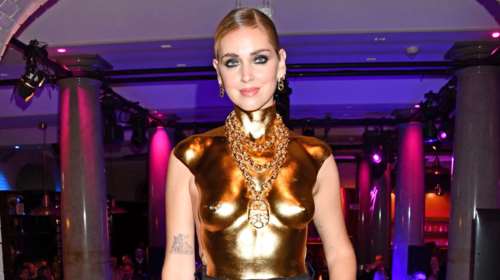 Κιάρα Φεράνι: Η iconic εμφάνιση με τοπ - γλυπτό γυμνού γυναικείου σώματος