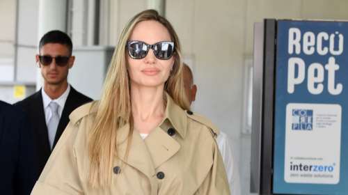 Αντζελίνα Τζολί: Super chic στη Βενετία με κοντομάνικη καμπαρντίνα και Mulberry δερμάτινες μπότες