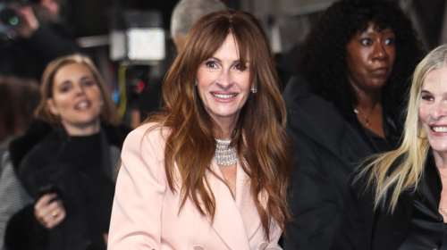 Τζούλια Ρόμπερτς: Preety woman με dusty pink blazer set με σορτς και τα πιο αμφιλεγόμενα παπούτσια στο κόκκινο χαλί