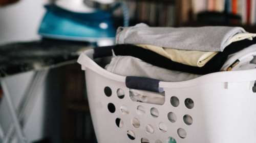 Λάρισα: Έκρυψε το κινητό στα άπλυτα για να πιάσει τη σύζυγο με τον εραστή αλλά... πέρασε την Πρωτοχρονιά στο αυτόφωρο