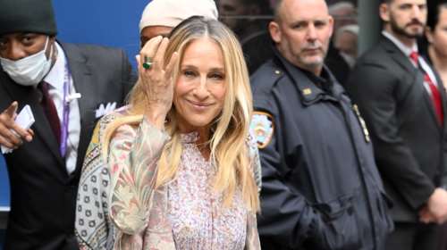 Σάρα Τζέσικα Πάρκερ: Η &quot;απαγορευτική&quot; κι όμως στιλάτη εμφάνιση με δύο floral print το ένα πάνω στο άλλο