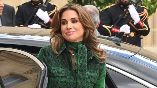 Μοντέλο της Fendi η βασίλισσα Ράνια: Η εκπληκτική εμφάνιση με cropped τζάκετ και μίντι φούστα του ιταλικού οίκου