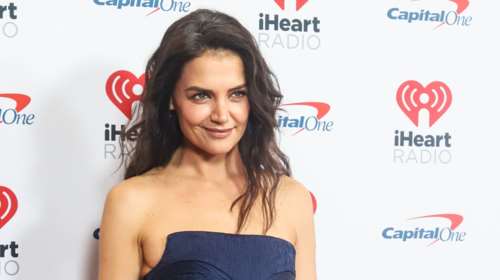 Κακόγουστη στο κόκκινο χαλί: Η Κέιτι Χολμς στην πιο λαθος εμφάνιση με μίνι φόρεμα και τζιν παντελόνι