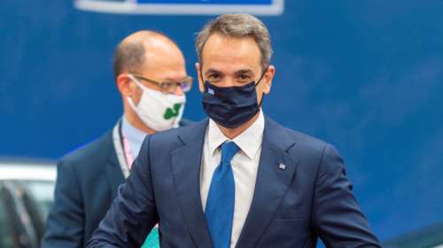 Σύνοδος Κορυφής: Με μάσκα με το σήμα του Παναθηναϊκού εμφανίστηκε συνεργάτης του πρωθυπουργού [Εικόνες+Βίντεο]