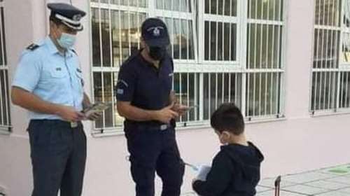 Σάλος με την γκάφα της Ελληνοφρένειας: Η φωτογραφία με τους αστυνομικούς που δήθεν ελέγχουν μαθητές για self - test