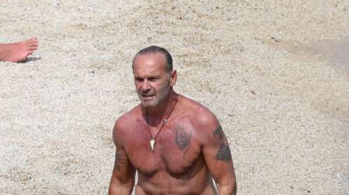 Ο Πέτρος Κωστόπουλος σε beach bar της Μυκόνου