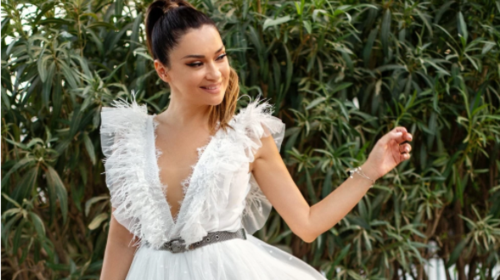 Εντυπωσιακή νονά η Αποστολία Ζώη: Το νεραϊδένιο λευκό φόρεμα ασορτί με της βαφτιστήρας της