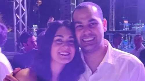 Αλέξης Κούγιας: Χαμογελαστά και χαρούμενα τα παιδιά του, αγκαλιά, σε βραδινή έξοδο [εικόνες]