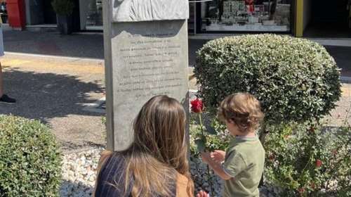 Στο μνημείο του Φύσσα με τον γιο της η Έφη Αχτσιόγλου: Κανένας δεν ξεχνά - Για την οριστική ήττα της άκρας δεξιάς