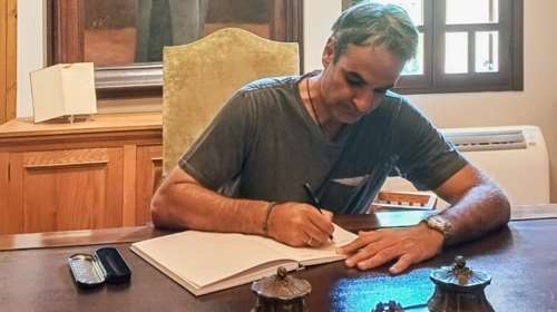 Επίσκεψη Μητσοτάκη στο σπίτι του Ελευθέριου Βενιζέλου στη Χαλέπα - Μαζί του η κόρη του και τρεις φίλες της [εικόνες]